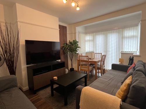 3 Bedroom modern house 15 min to tube, shops near by