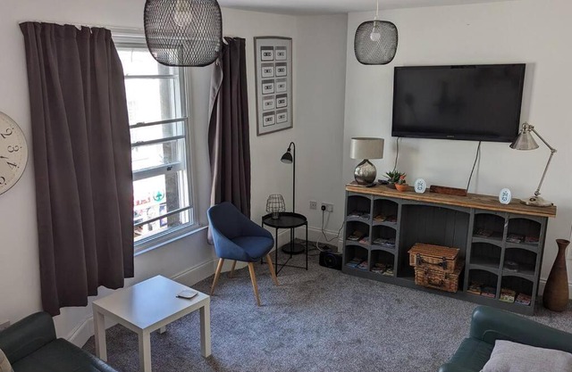 3- Bedroom modern,spacious apartment-Devon