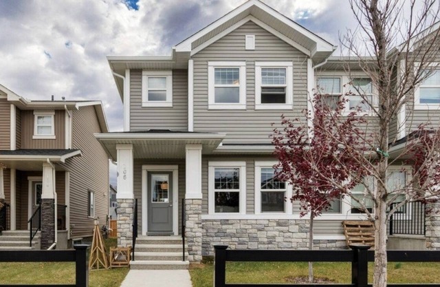 3 Bedroom Near Calgary & Mountains
