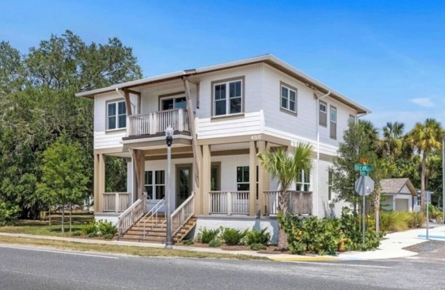 3 bedroom overlooking the water