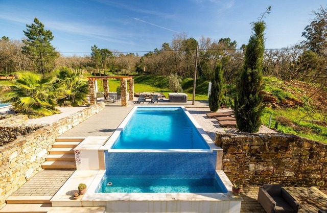 3-bedroom peaceful house with private swimming pool and whirlpool. AC & WiFi.