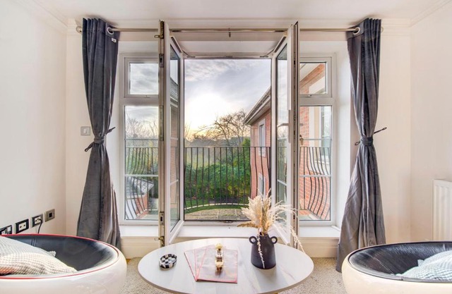 3-Bedroom Penthouse, Brentford, Free Parking