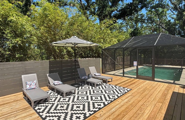 3-bedroom pool house in Bradenton/Sarasota with fenced area for pets and kids