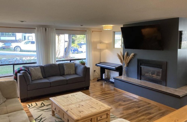 3 bedroom rancher - 5 minute walk to downtown/beach