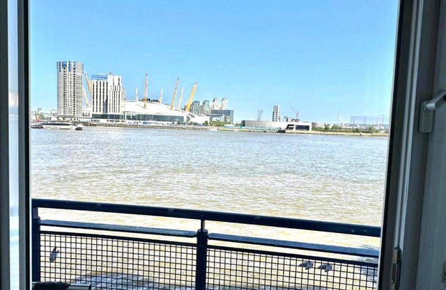 3 Bedroom Riverview Flat Canary Wharf Free Parking