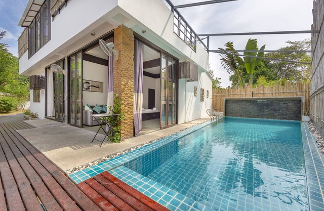 Impresionante villa de 3 pisos con piscina privada y 3 pisos. ¡Camina a la playa!