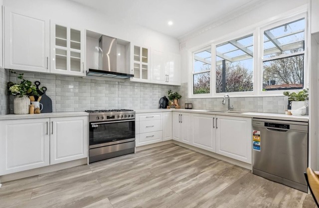 3 bedroom stylish home | Free parking | Close to bars, cafes and parks