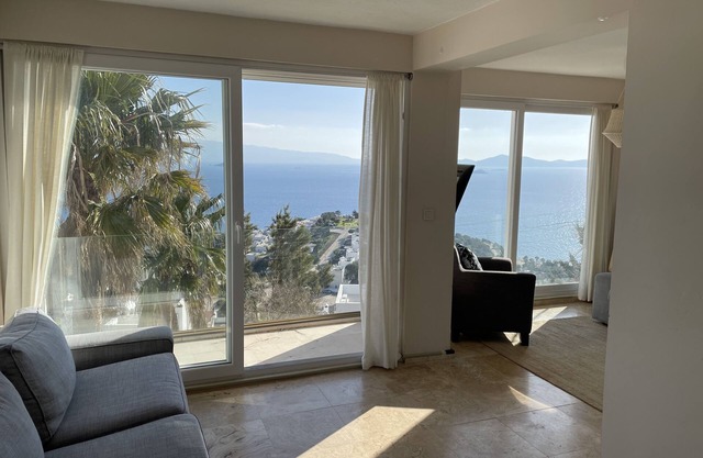 3 bedroom townhouse with views in every room- private beach access