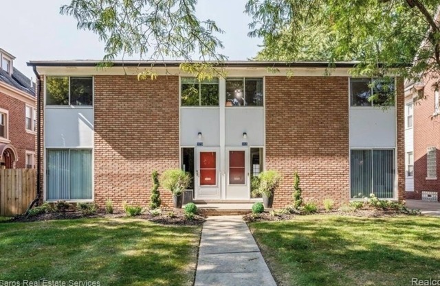 3-bedroom townhome in brilliant Grosse Pointe with AC, WiFi Great location,