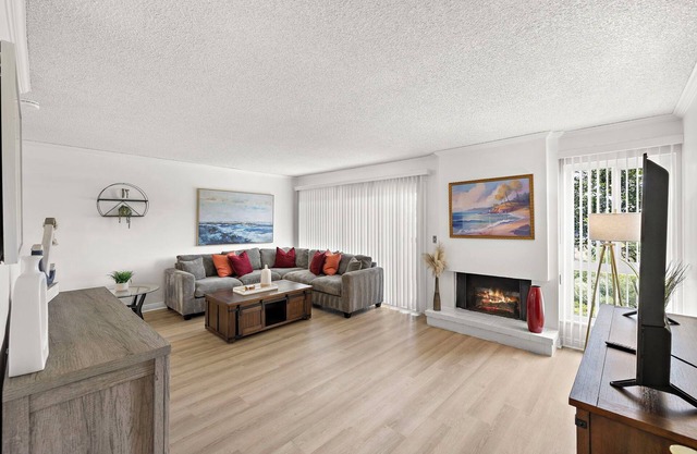 3-bedroom townhome in enjoyable Newport Beach,10 minutes to pier