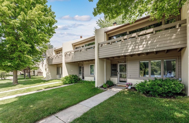 3-bedroom townhome in charming Cedar with AC, WiFi. Enjoy your stay!