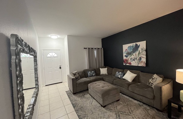 3-bedroom townhome in lovely Bradenton with AC, WiFi, fitness room