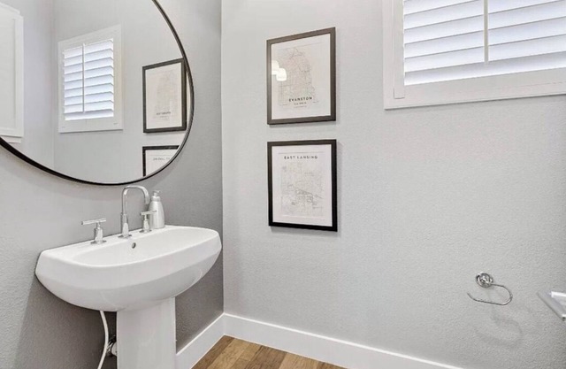 3-bedroom townhome in wonderful Dallas with AC, WiFi