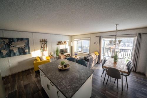 3 Bedroom Townhouse with Mountain Views, Large Deck, Garage