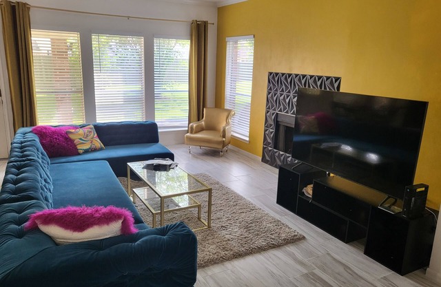 3-bedroom vacation home 13 minutes from Willowbrook Mall