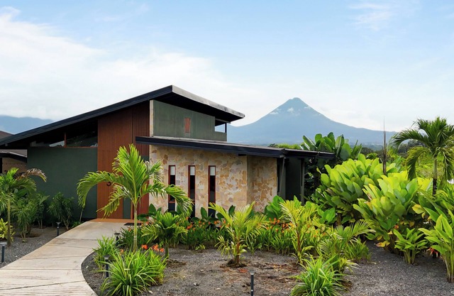 3-Bedroom Villa in charming La Fortuna with AC, WiFi. Relax and unwind