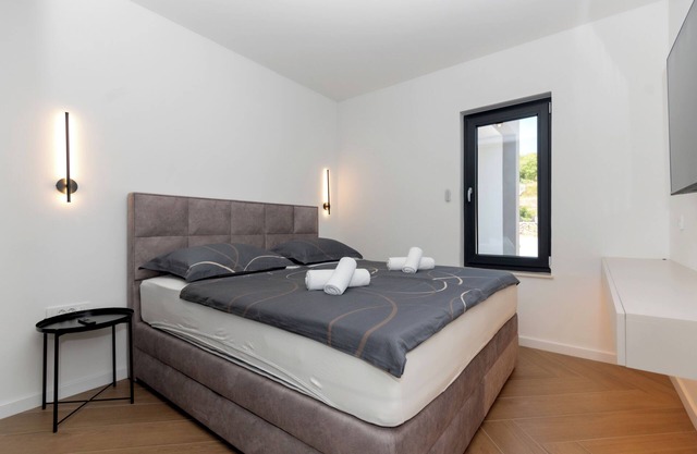3-bedroom villa in charming Lovreć with pool and jacuzzi