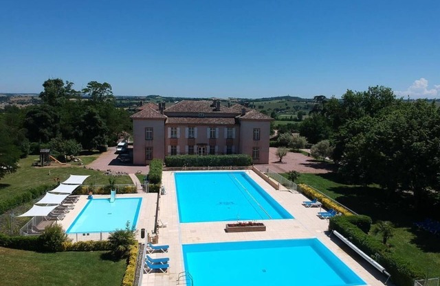 3-bedroom villa in residence with swimming pool and tennis court 45 minutes from Toulouse