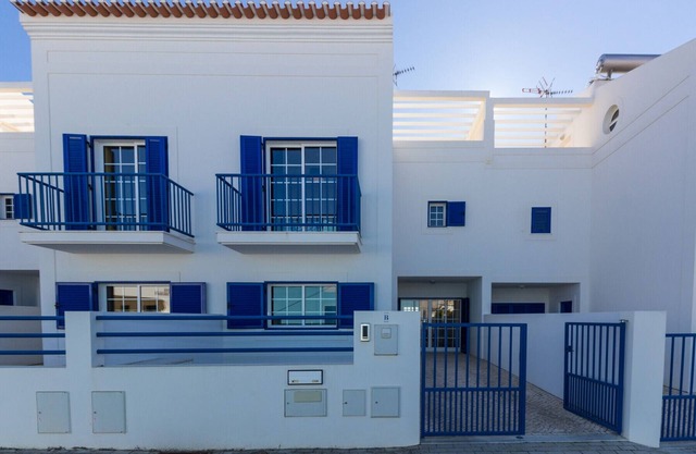 Villa de 3 dormitorios en 1ª línea de playa y wifi by AlgarveManta (8V3)