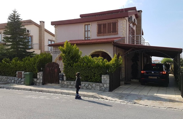 Villa de 3 dormitorios con 2 baños y aparcamiento privado, playa privada