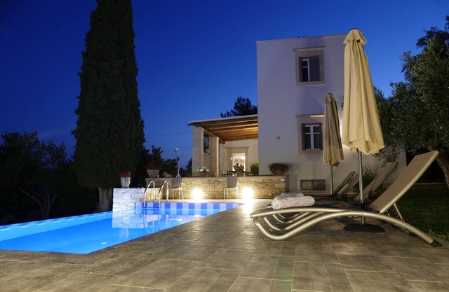 Villa de 3 dormitorios con piscina, terraza y jardín privado.