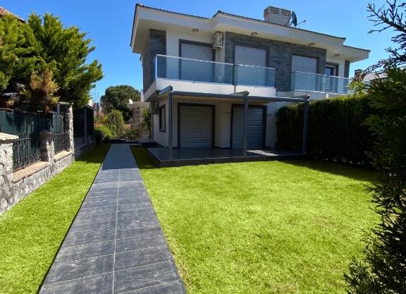 3- Bedroom Villa with Large Garden 600m to Beach