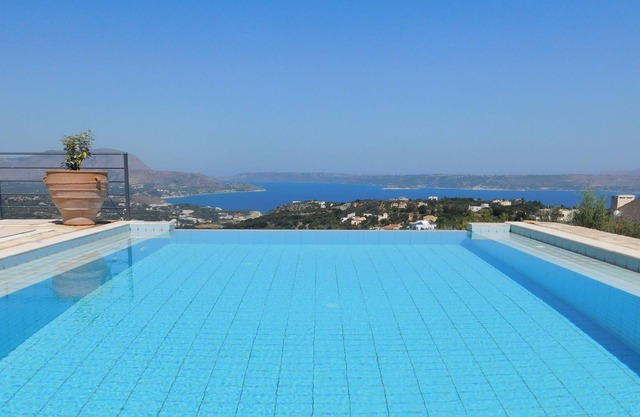 Villa de 3 dormitorios con piscina infinita privada y vistas panorámicas.