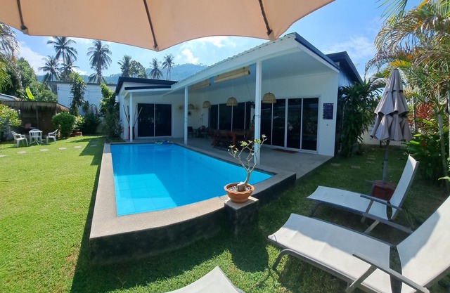 Villa de 3 dormitorios, piscina con jardín y estacionamiento privado a 2 min de la playa de lamai