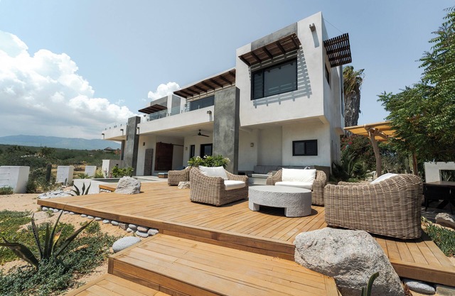 3-bedroom w/ amazing views, waterfront access, resort amenities & hot/cold tub