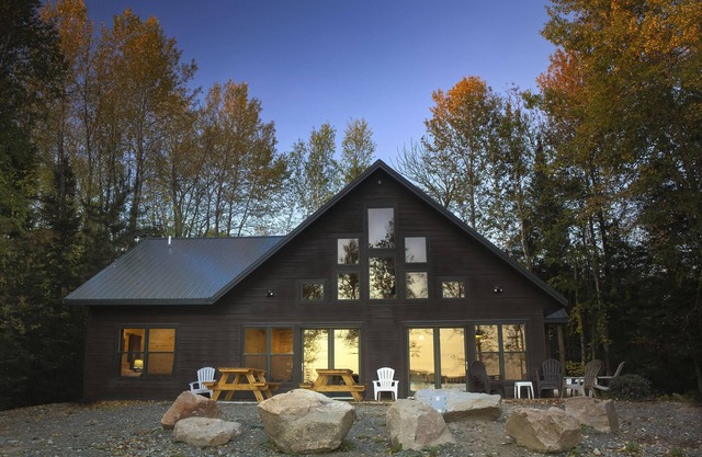 Nueva casa de 4 dormitorios / 2 baños en el lago, justo enfrente de BWCAW y 7 millas de Ely