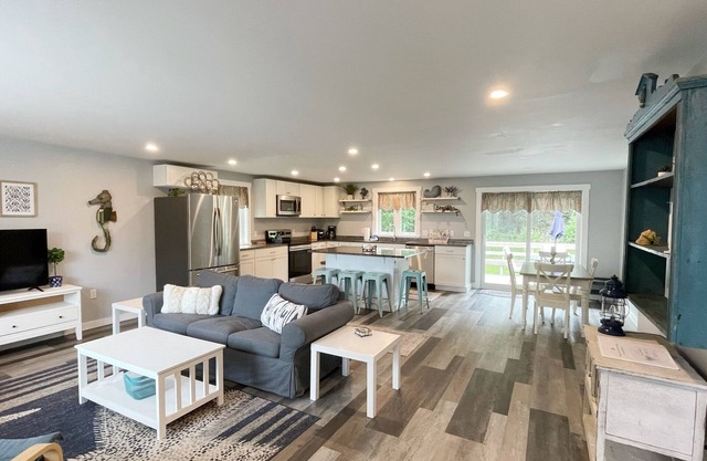 3 bedroom, walk to beach!