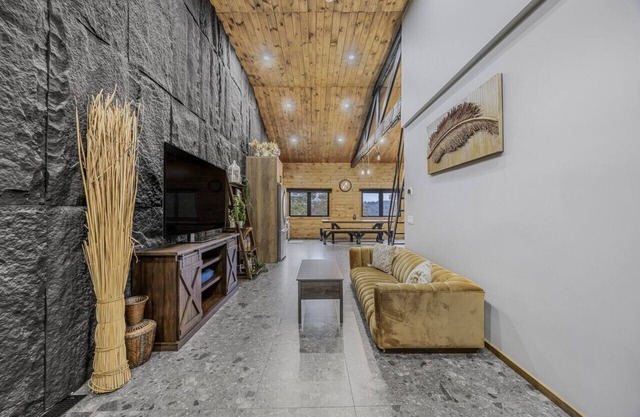 3 Bedroom Waterfront Oasis / Water Toys!