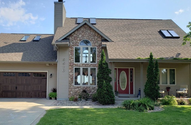3 bedroom waterfront house on the channel to lake available for EAA AirVenture