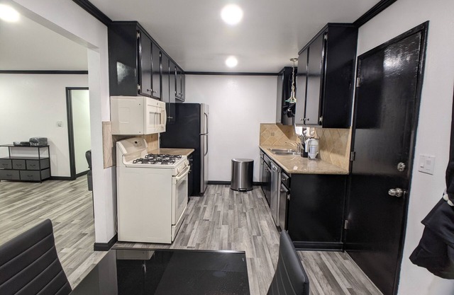 Discounted 3 bedroom with 4 beds, 2 bathroom. Central to LA Metro Area, 7121