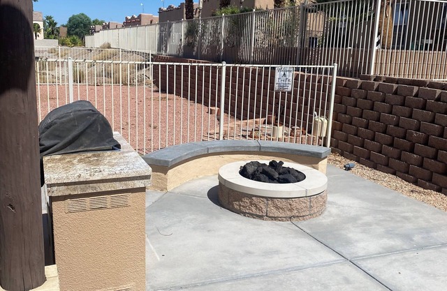 3 bedroom with den BBQ, Firepit, with WiFi, AC in awesome Needles