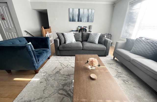 💥💎3 bedrooms 1.5 baths near Downtown W/ AC 2 car parking. 1204 sq ft / 111 sq m