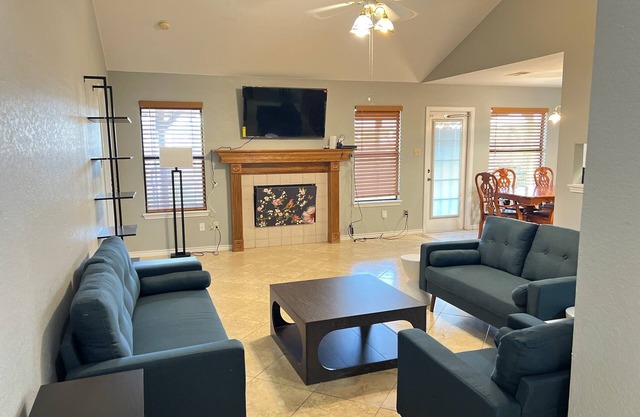 3 BEDROOMS 2 BATHS W/ LARGE BACK YARD & PET FRIENDLY IN CALALLEN!