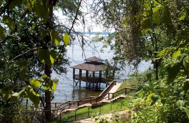 3 * DORMITORIOS * 3 * BAÑOS * DORMITORIOS 10 * PISCINA * GOLF * PESCA * DEPORTES DEL AGUA * RELAJANTE * FAMILIAR