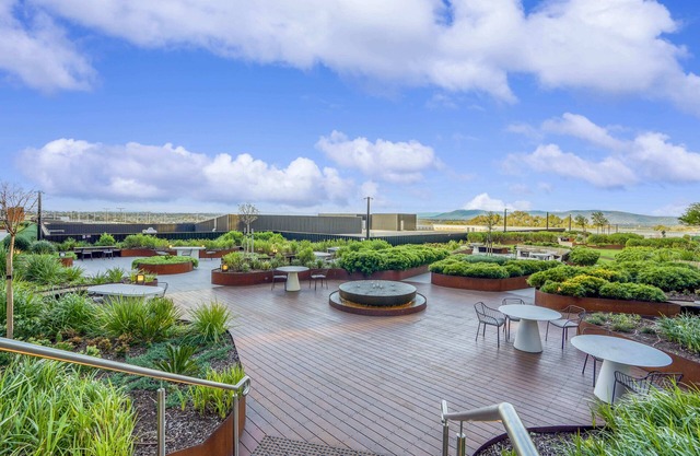 3 Bedrooms Apartment in Sky Garden, 2 mins to Glen Waverley Shopping Centre
