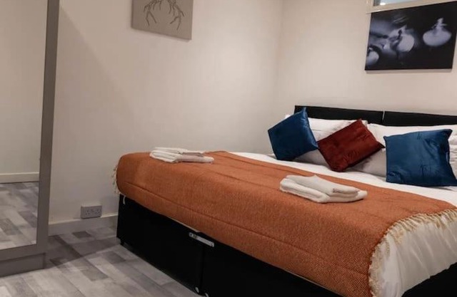 3 bedrooms Flat -wifi-freeparking-babycot-15min to Pepys park