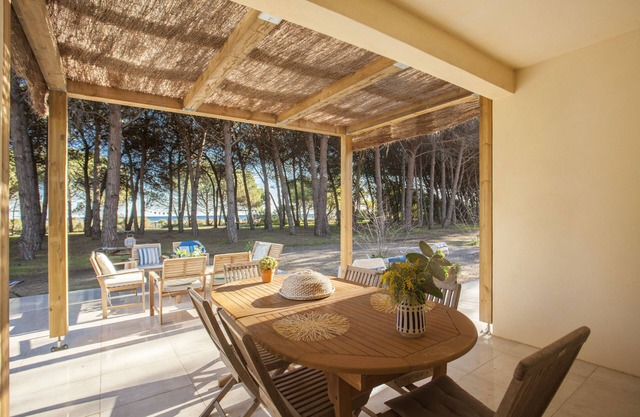 3 bedrooms, 2 bathrooms, 100 m from the beach, direct access