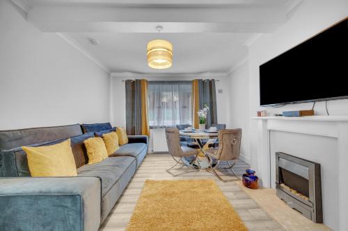 3 Bedrooms Homely House in Motherwell Sleeps 8 comfortably with 6 double beds Near Glasgow Edinburgh Free Private Parking Business Travellers Contractors Holiday Goers Near all Major transport links