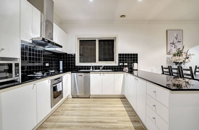 3 Bedrooms House walking to Shopping Town