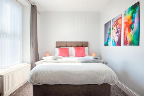 3 Bedrooms, Parking, Courtyard, Tv's in all rooms!