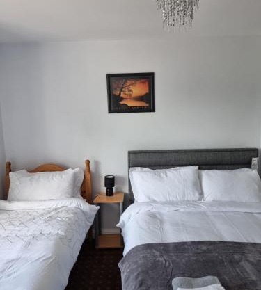 3 Bedrooms - Sleep 7 - Garden - Private Parking