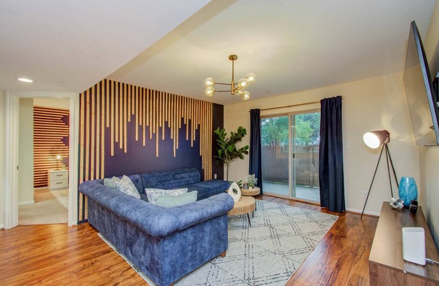 3 Bedrooms, Spacious Central Condo w Pool