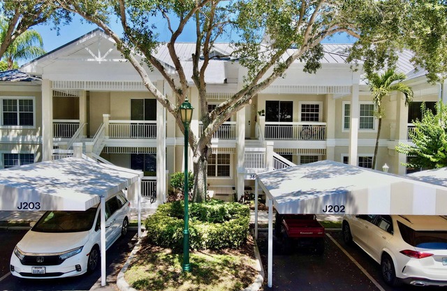 3-beds/ 2 baths luxury VILLA in gated Bollettieri Resort Villas at IMG Academy