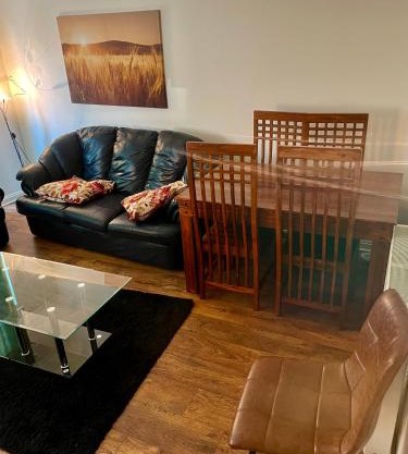 3 beds in a 2 bedroom COSY apartment located close to city centre Glasgow