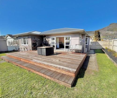 3-Beds with Sunny Deck & Gardens