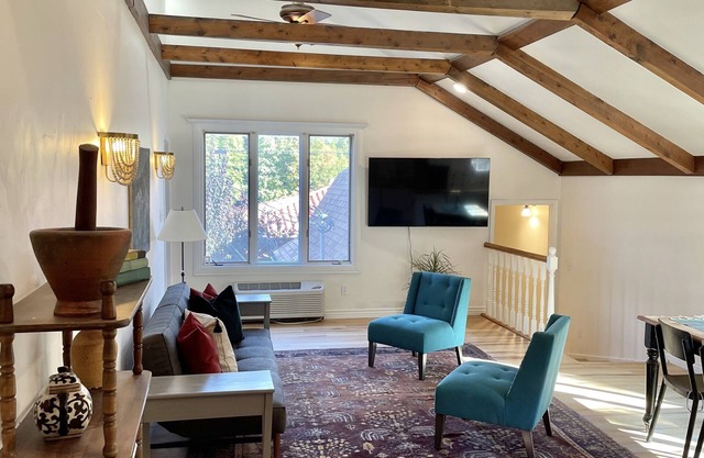 3 Blocks from Campus - Historic Carriage House, Parking Included
